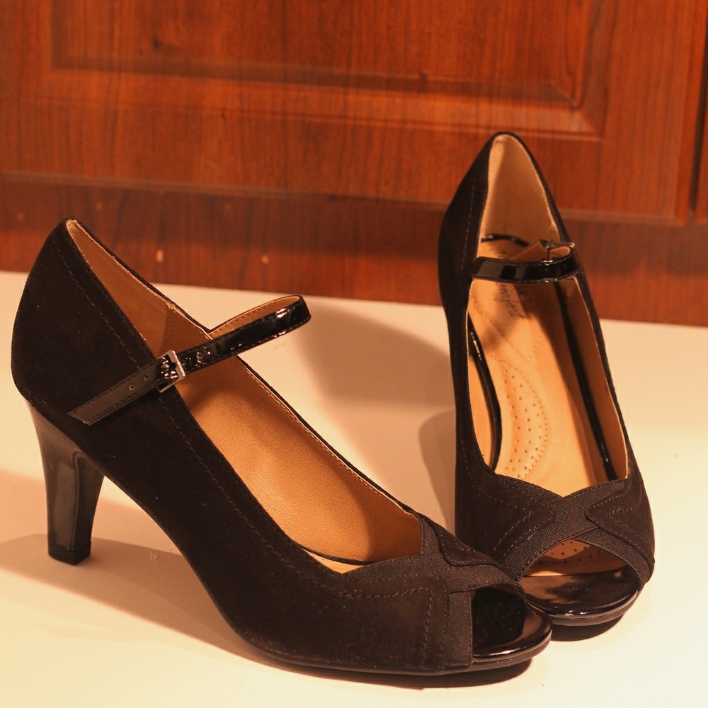 Dexflex black medium heels pumps.